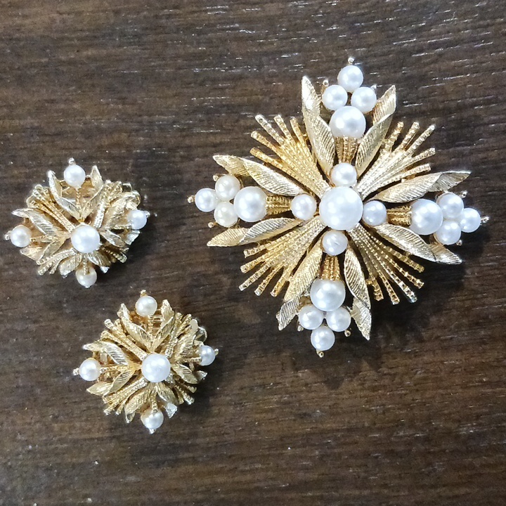 Lisner Brooch And Matching Clip Earrings Set Goldtone Faux Pearls